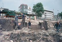 830194 Afbeelding van archeologen aan het werk tijdens het blootleggen van de restanten van het vroegere Kasteel ...